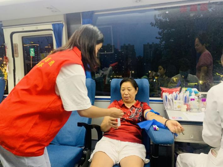 黨建引領(lǐng)強(qiáng)擔(dān)當(dāng)，青春熱情耀黨徽——華信商貿(mào)集團(tuán)黨員志愿者活動(dòng)